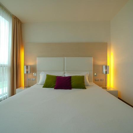 Pisa Tower Plaza Otel Dış mekan fotoğraf A room at the hotel