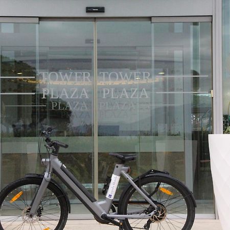 Pisa Tower Plaza Otel Dış mekan fotoğraf A bicycle at the entrance of a shopping mall