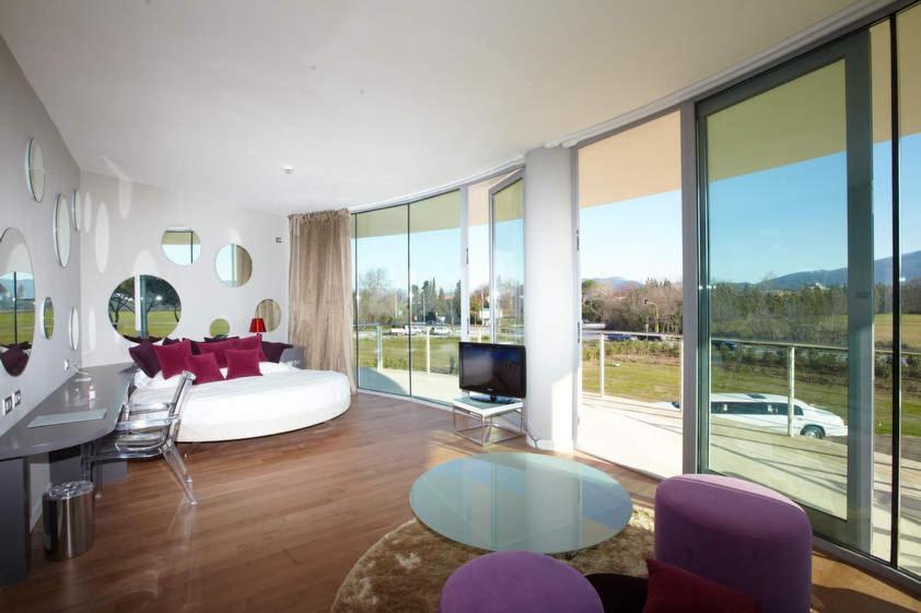 Pisa Tower Plaza Otel Oda fotoğraf The interior of a typical apartment