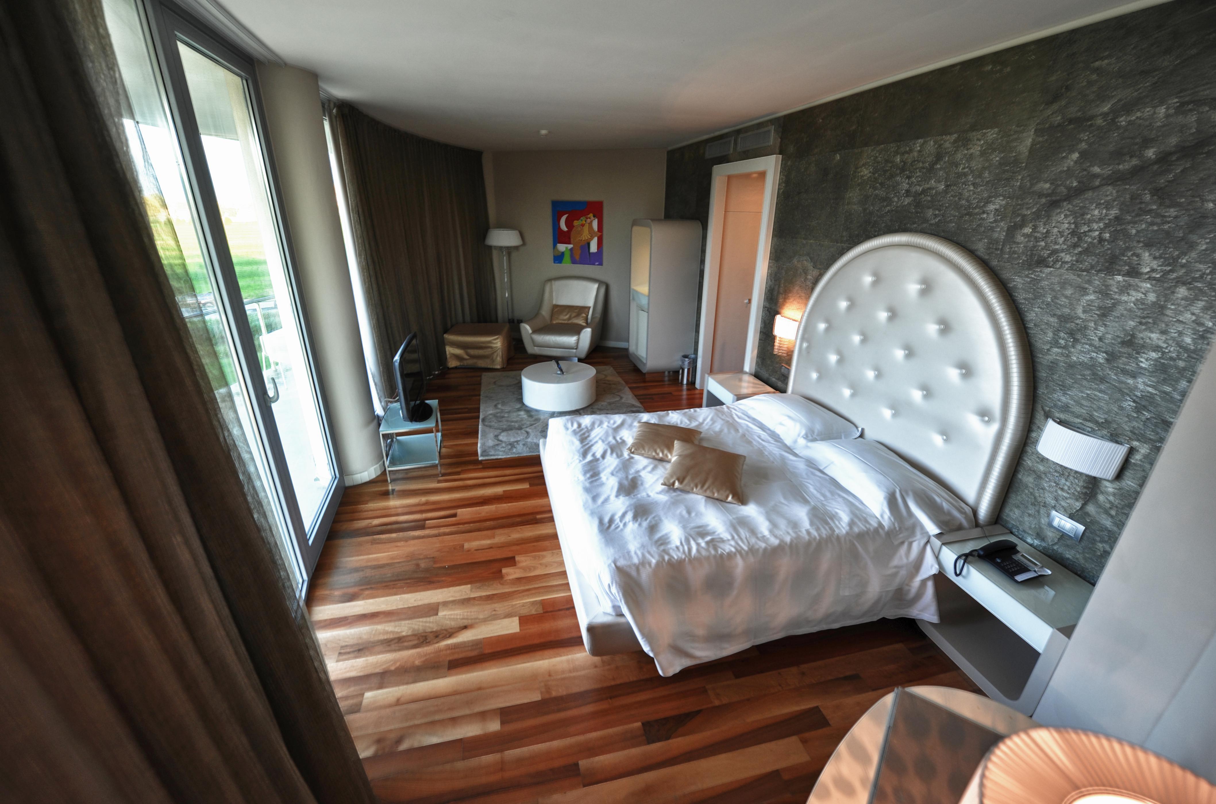 Pisa Tower Plaza Otel Dış mekan fotoğraf A room at the hotel