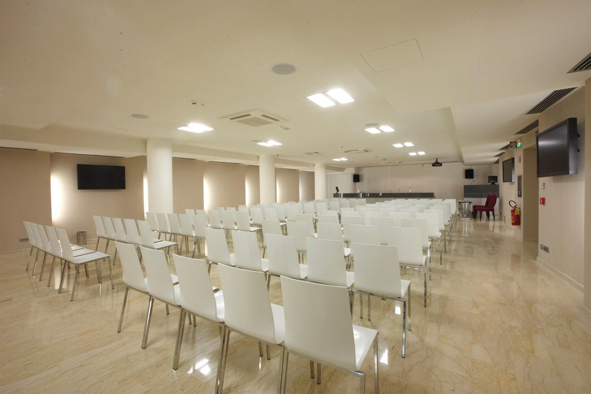 Pisa Tower Plaza Otel Dış mekan fotoğraf The conference room