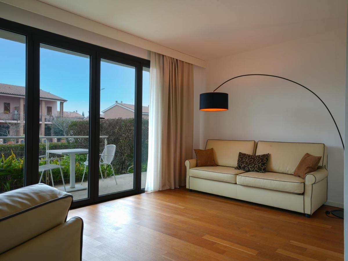 Pisa Tower Plaza Otel Dış mekan fotoğraf A living room with a floor lamp
