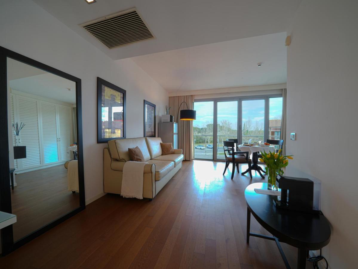 Pisa Tower Plaza Otel Dış mekan fotoğraf A living room in a typical apartment