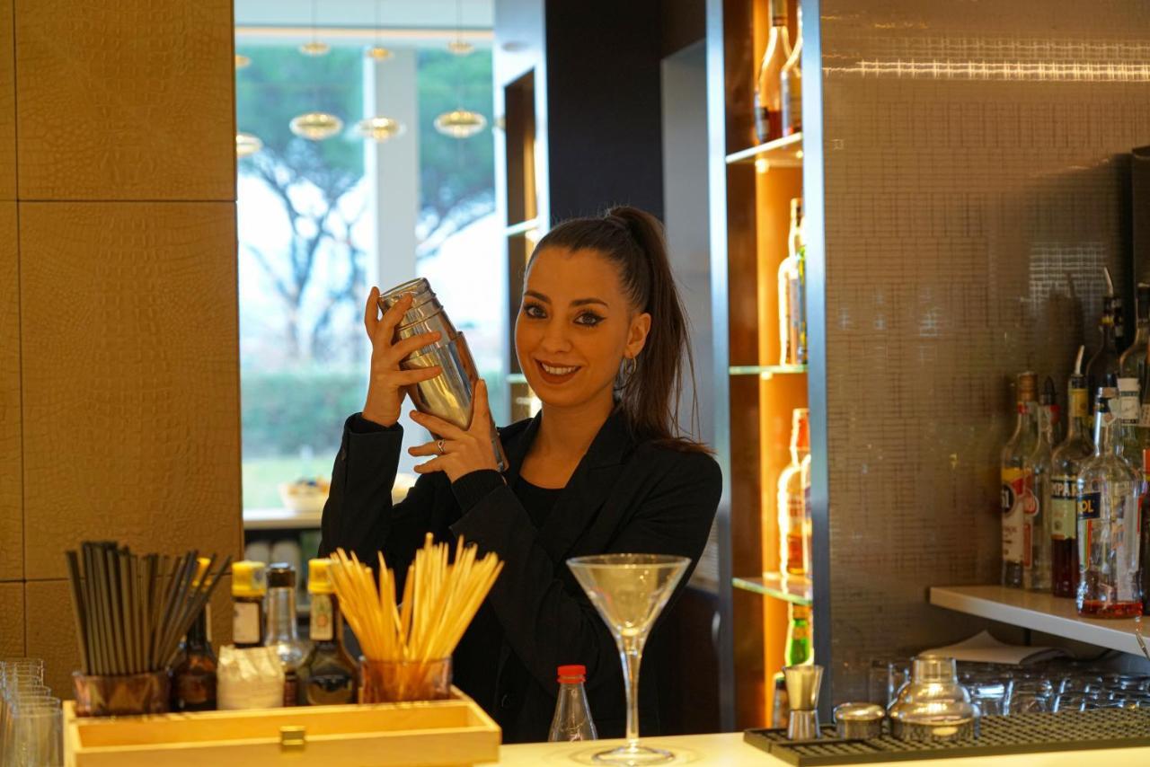 Pisa Tower Plaza Otel Dış mekan fotoğraf A bartender shaking a cocktail