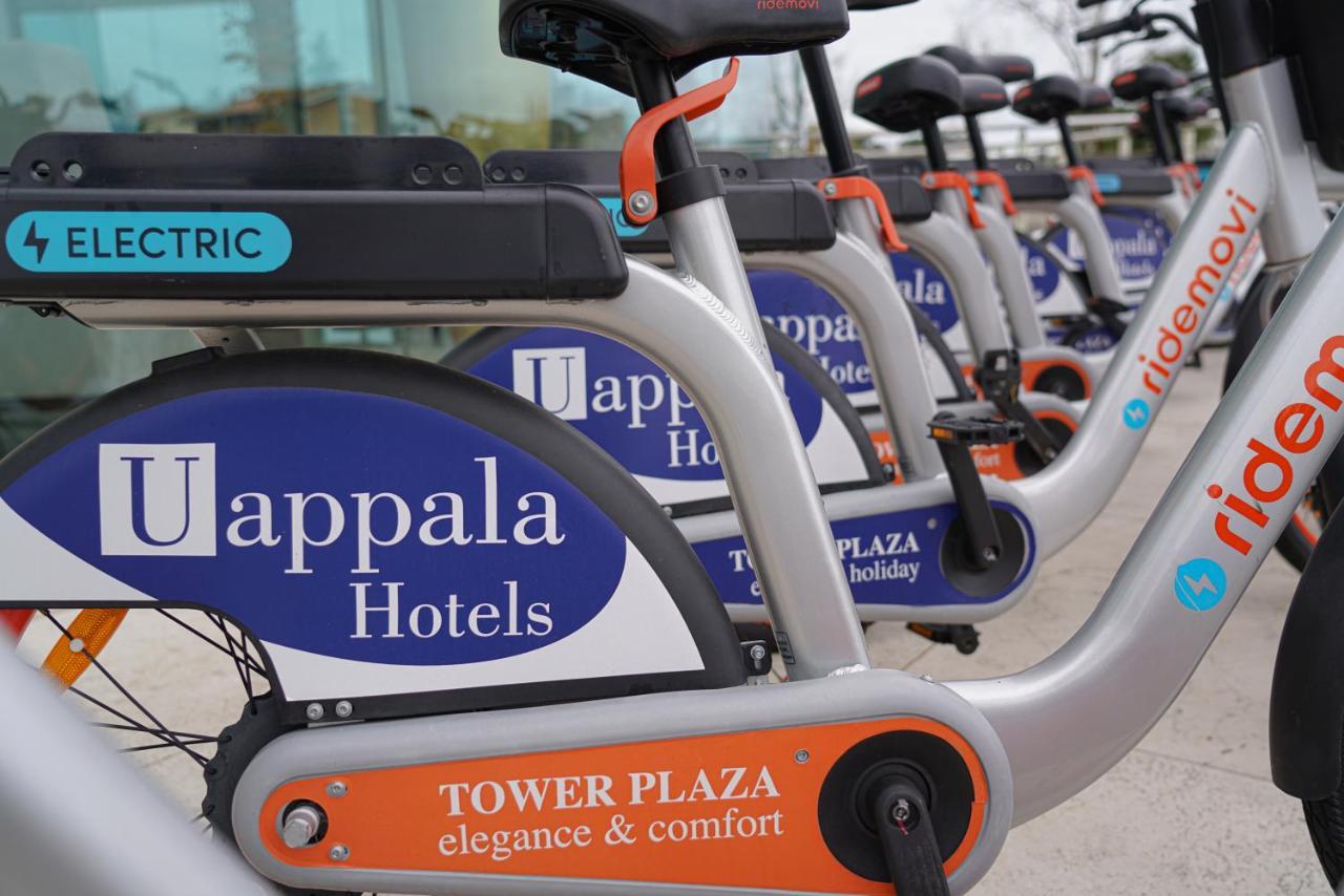 Pisa Tower Plaza Otel Dış mekan fotoğraf Electric bicycles at the airport