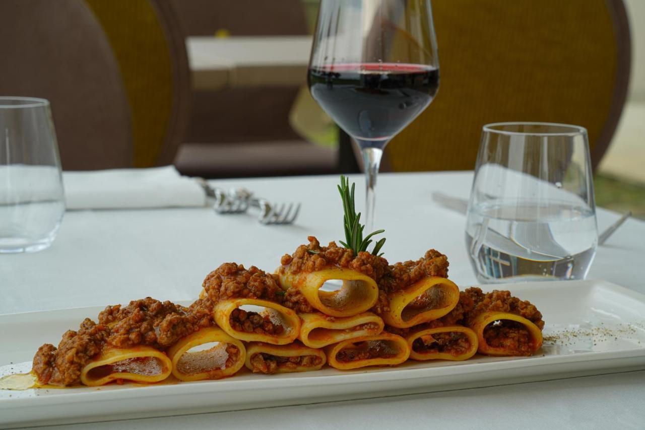 Pisa Tower Plaza Otel Dış mekan fotoğraf A plate of paccheri