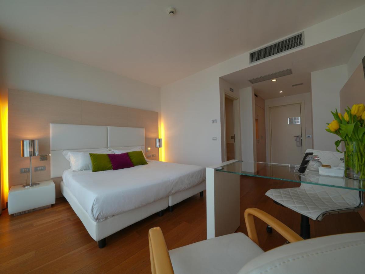 Pisa Tower Plaza Otel Dış mekan fotoğraf A room at the hotel