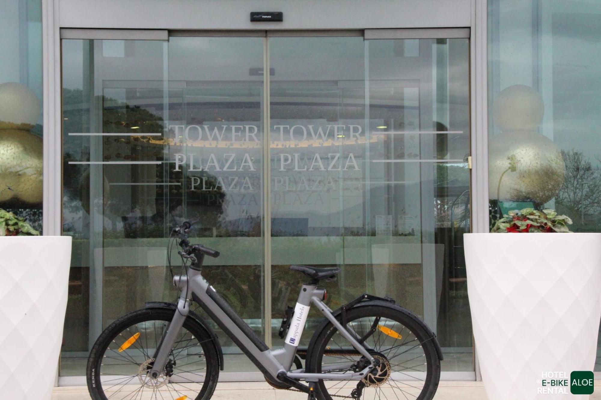 Pisa Tower Plaza Otel Dış mekan fotoğraf A bicycle at the entrance of a shopping mall