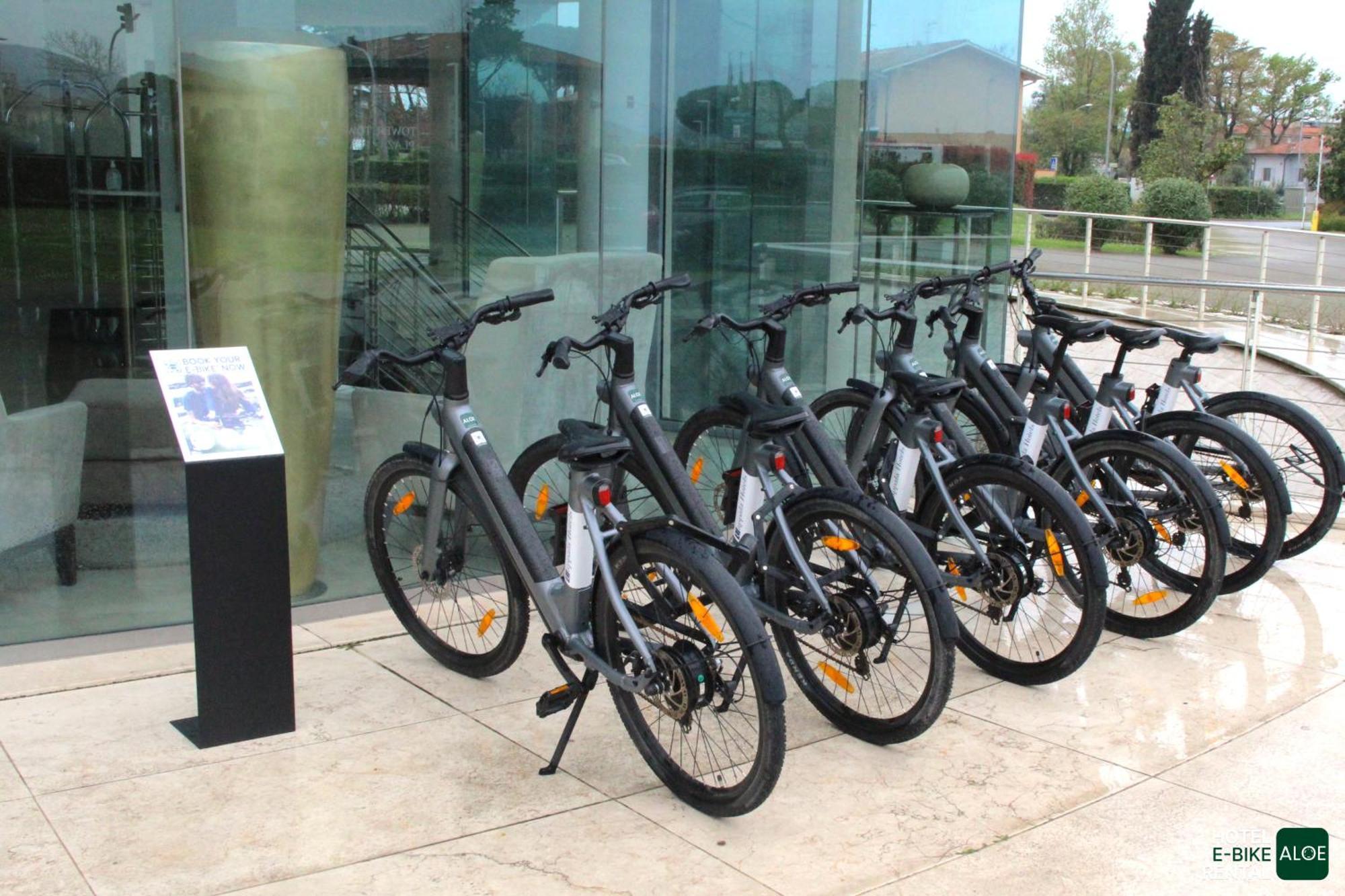 Pisa Tower Plaza Otel Dış mekan fotoğraf Electric bicycles at the airport